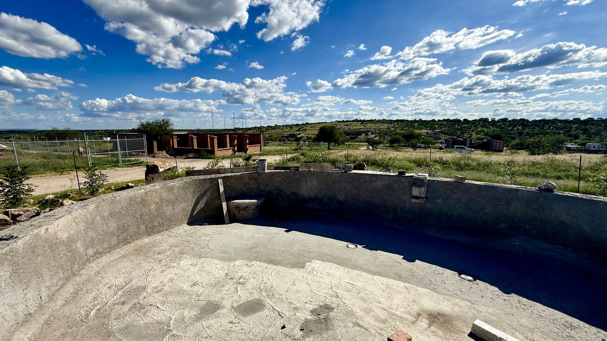 Alberca en construcción en desarrollo de terrenos campestres en Aguascalientes