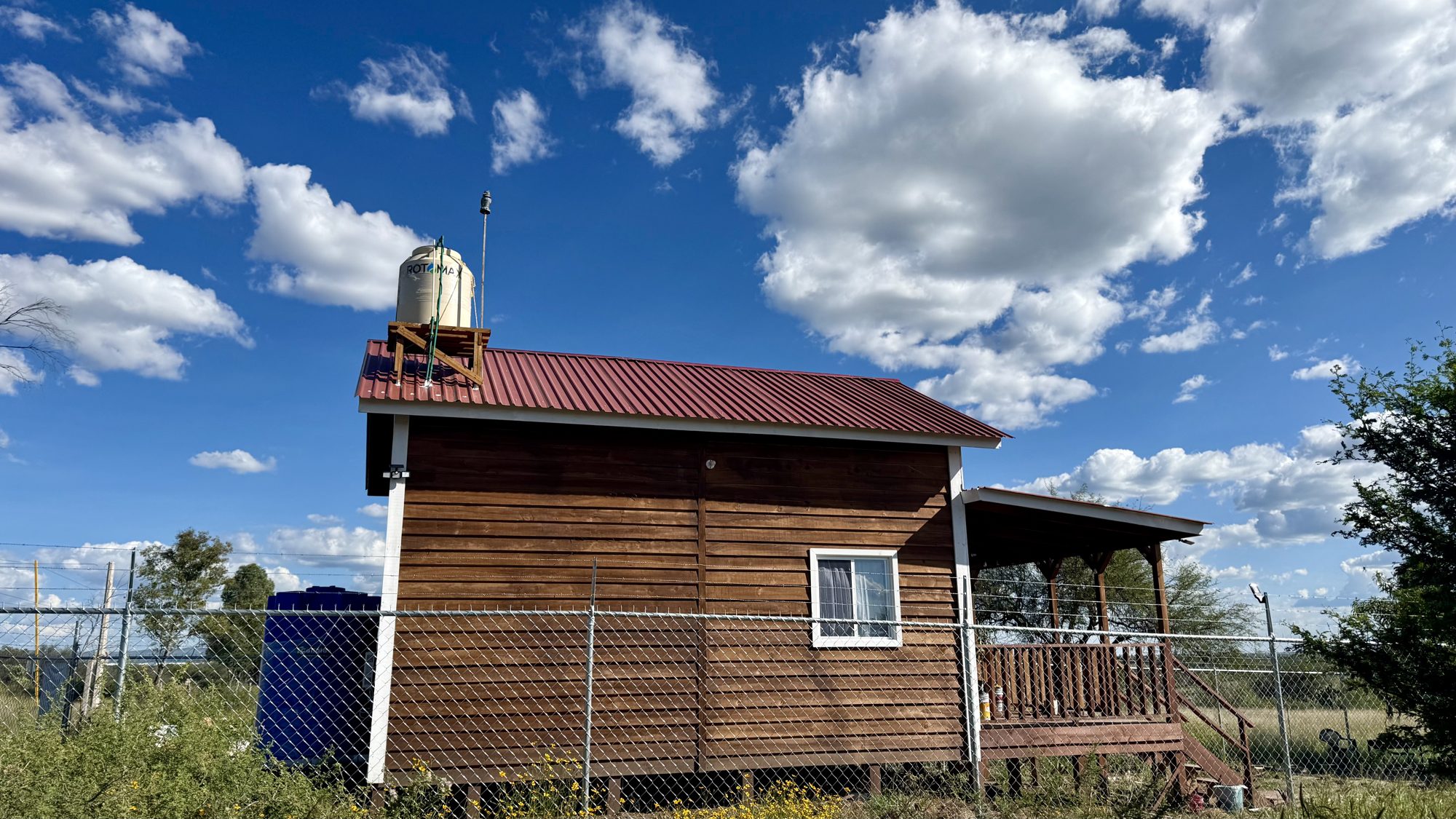 Cabaña de madera con terraza en terreno campestre al sur poniente de Aguascalientes